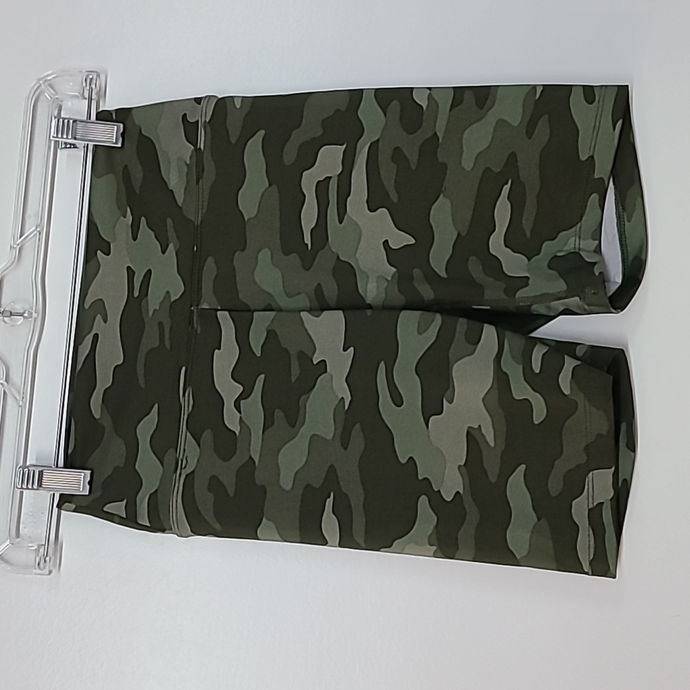 💚 Victoria's Secret PINK Active Camo Shorts